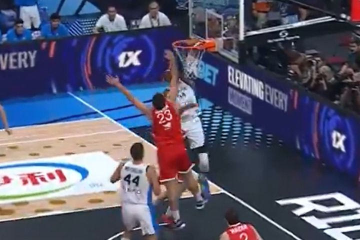 EuroBasket 2025, Ελλάδα – Τουρκία: Ο Γιάννης έκανε τρομακτικό poster τους Σενγκούν και Οσμανί