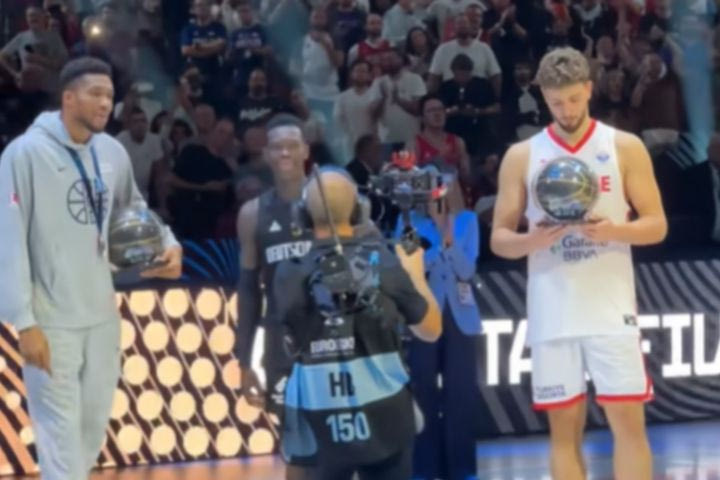 EuroBasket 2025: Αυτό είναι το VIDEO από τη μη χειραψία Γιάννη – Σενγκούν στην απονομή της κορυφαίας πεντάδας