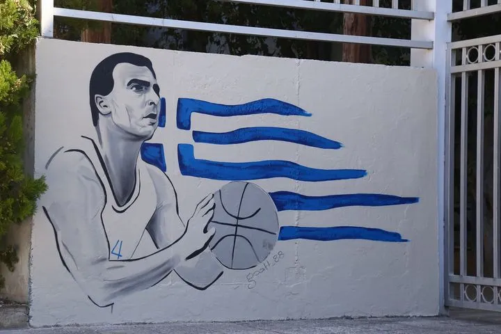 Προσωπογραφία γκραφίτι του Νίκου Γκάλη έξω από το γυμναστήριο του ΑΠΘ