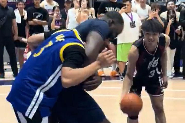 Ο Ντρέιμοντ Γκριν έκανε “κεφαλοκλείδωμα” σε οπαδό με φανέλα Τζόρνταν Πουλ