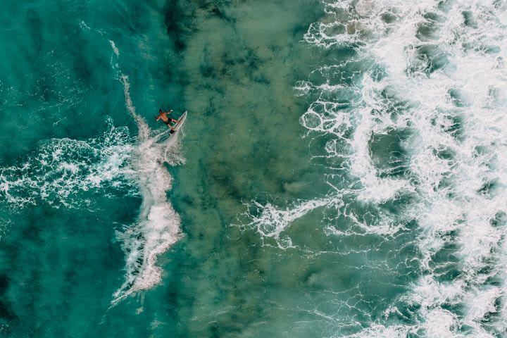 Κάνοντας surfing στην Ικαρία: Οι απίστευτες φωτογραφίες του Rene Strgar στο SPORT24
