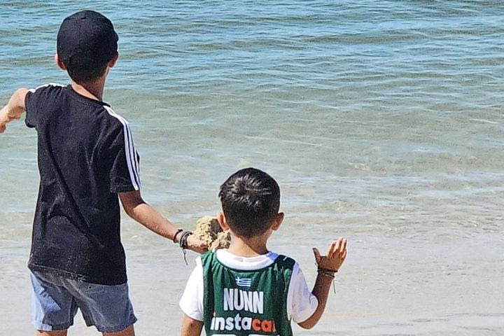 Η όμορφη ανάρτηση του Παναθηναϊκού με μικρό οπαδό της ομάδας που φορούσε φανέλα Ναν στην παραλία