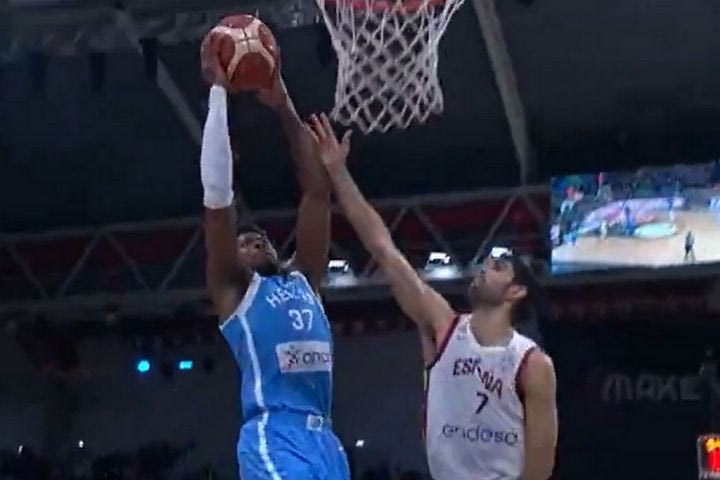 EuroBasket 2025: Το εντυπωσιακό κάρφωμα του Κώστα Αντετοκούνμπο