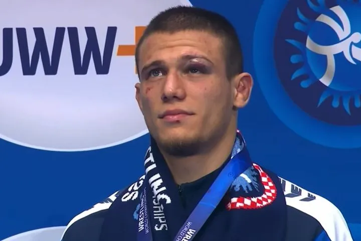 Κουγιουμτσίδης: Ρίγη συγκίνησης στην απονομή για τον Έλληνα παγκόσμιο πρωταθλητή