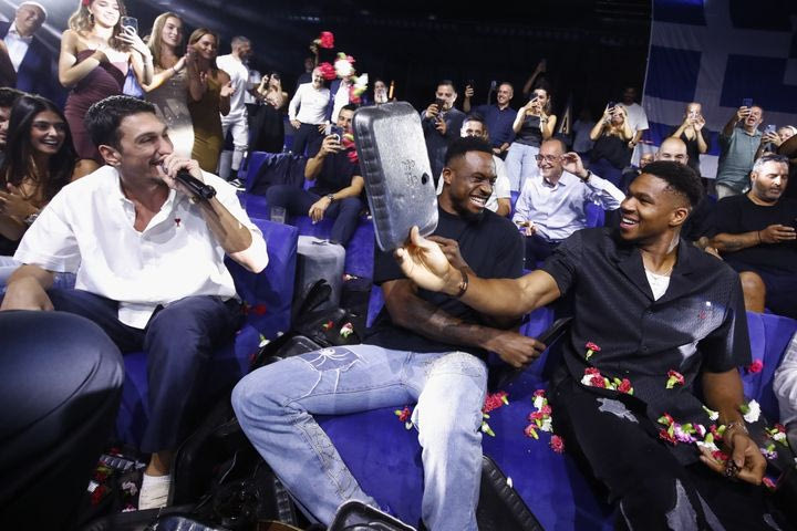 Εθνική Ελλάδας: “Με τον Γιάννη, τον Λαρεντζάκη, τον Σλούκα και τ’ αλλά παιδιά” τραγούδησε ο Λάρι και έγραψε ιστορία σε ένα απίθανο VIDEO