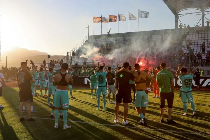 Μεγάλη ουρά από τους φίλους του Λεβαδειακού για ένα μαγικό χαρτάκι στο ιστορικό παιχνίδι με τον ΟΦΗ