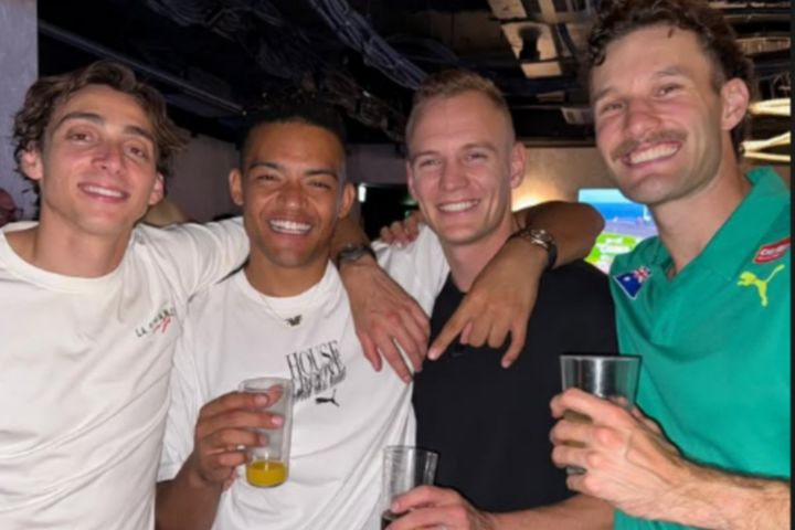 Εμμανουήλ Καραλής: Ο Μανόλο γιόρτασε το ασημένιο μετάλλιο σε βραδινή έξοδο μαζί με τους συναθλητές του