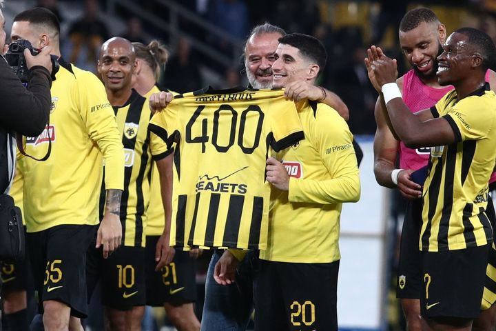 ΑΕΚ: Ο Ηλιόπουλος έδωσε τη φανέλα με τις 400 συμμετοχές στον Μάνταλο, που γνώρισε την αποθέωση