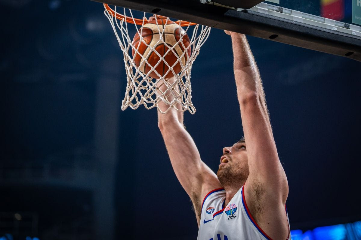 Νίκολα Μιλουτίνοβ