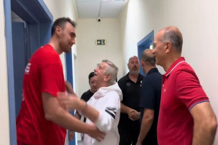 Ολυμπιακός: Οι αγκαλιές Μιλουτίνοβ με Αγγελόπουλους και Σκινδήλια, η ομιλία Μπαρτζώκα και όσα έγιναν στον τελικό του Stoiximan Super Cup