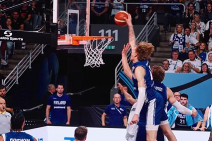 EuroBasket 2025: Η FIBA “ζωγράφισε” με εκπληκτική μουσική επένδυση για το μαγικό κάρφωμα του Μούρινεν που δεν μέτρησε