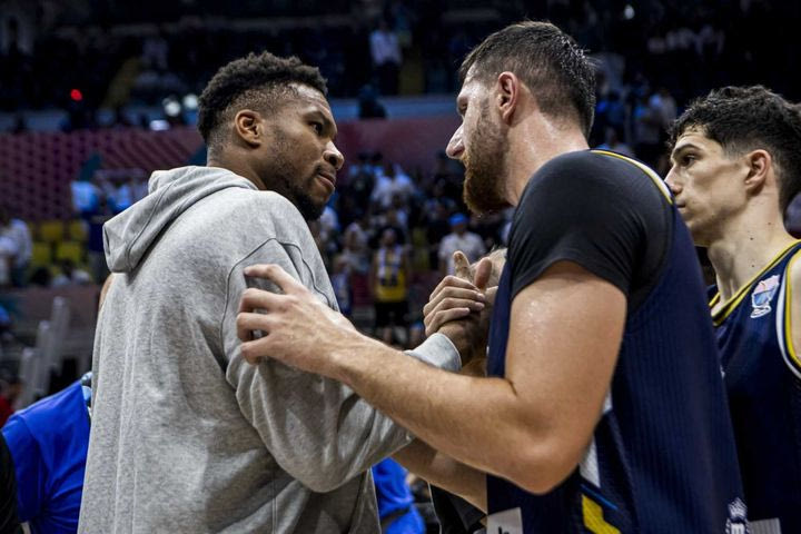 EuroBasket 2025, Ελλάδα-Βοσνία: Το τετ-α-τετ Νούρκιτς και Αντετοκούνμπο με φόντο τη δήλωση του Βόσνιου