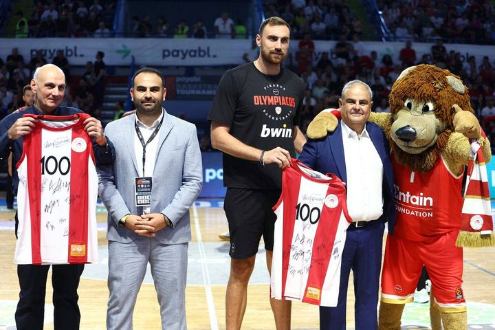 Ο Ολυμπιακός τίμησε τη μνήμη του Νεόφυτου Χανδριώτη, πριν το ματς με τη Μονακό