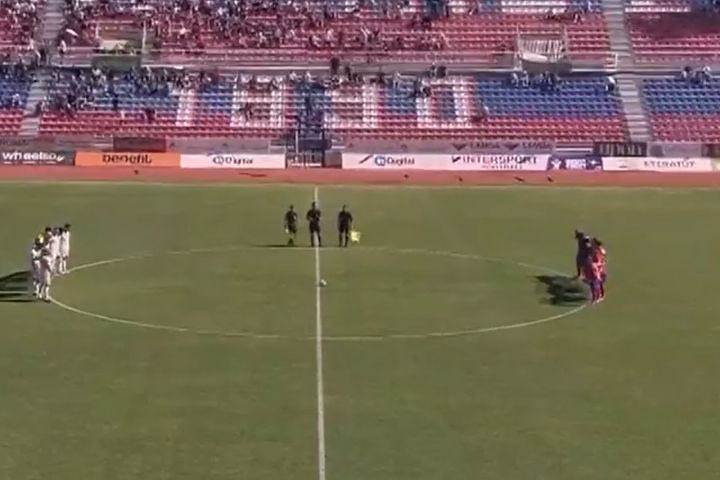 Ενός λεπτού σιγή στη μνήμη του Ντέγιαν Μιλοβάνοβιτς, πριν από το δεύτερο μέρος του Πανιώνιος – Athens Kallithea