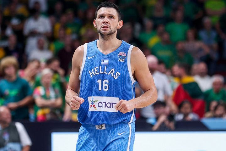 EuroBasket 2025: Οι αγκαλιές του Παπανικολάου στην οικογένειά του μετά την πρόκριση της Εθνικής