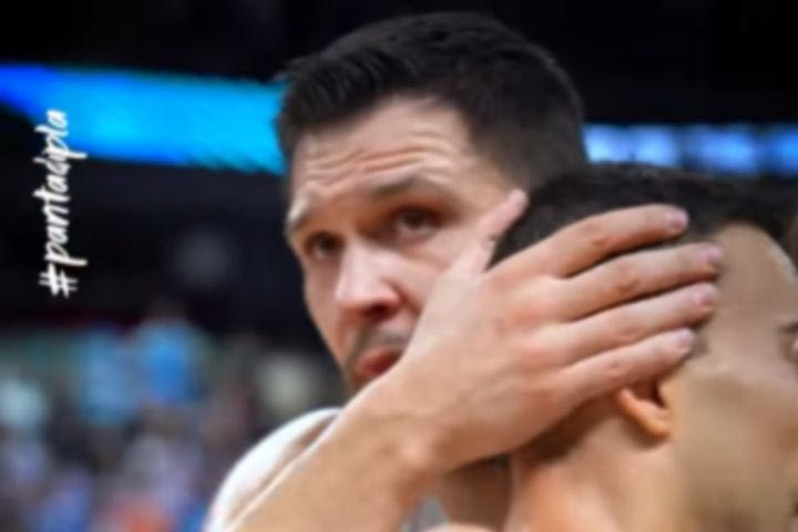 EuroBasket 2025: Η αγκαλιά Παπανικολάου – Σλούκα, μετά την κατάκτηση του χάλκινου μεταλλίου