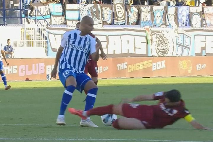 Ατρόμητος – ΑΕΛ Novibet: Απευθείας κόκκινη στον Πασά για επικίνδυνο τάκλιν στον Μανσούρ