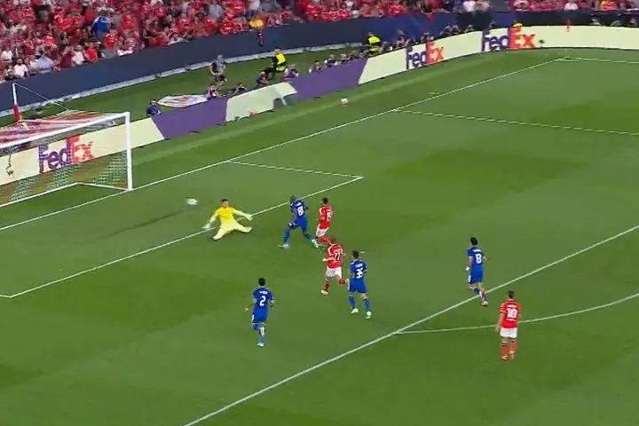 Το πλασέ του Βαγγέλη Παυλίδη εντός περιοχής που διπλασίασε τα γκολ της Μπενφίκα κόντρα στην Καραμπάγκ