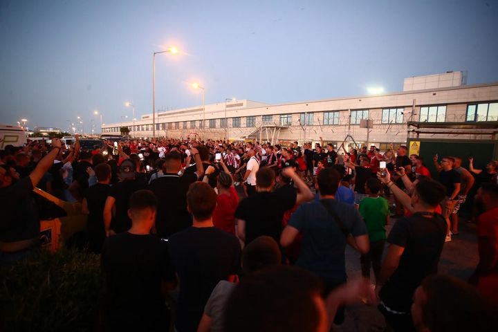 Ολυμπιακός, μεταγραφές: Πάνω από 2.000 άτομα στην άφιξη του Ποντένσε στο “Ελ. Βενιζέλος”