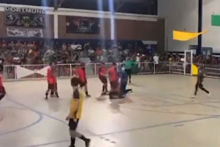Σοκαριστικό VIDEO: Τερματοφύλακας κατέρρευσε σε ματς ποδοσφαίρου σάλας στη Βραζιλία