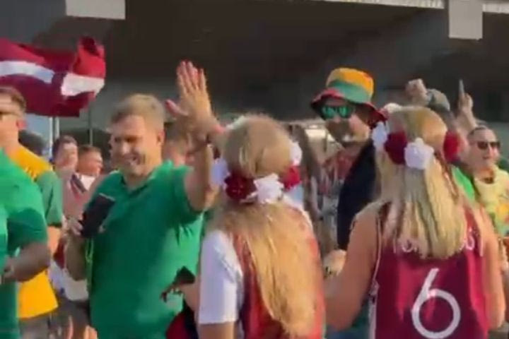 EuroBasket 2025: Υπέροχες στιγμές στη Ρίγα με Λιθουανούς και Λετονούς φιλάθλους να γίνονται ένα πριν το ντέρμπι της Βαλτικής