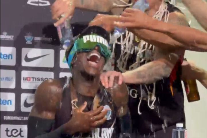 EuroBasket 2025: Εορταστικό μπουγέλο στον MVP Σρούντερ στο τέλος της συνέντευξης Τύπου