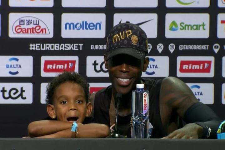 Σρούντερ σε ερώτηση του SPORT24 για Γιάννη: “Έχω μόνο σεβασμό για αυτόν, είναι υπέροχο που ήρθε σε εμένα”