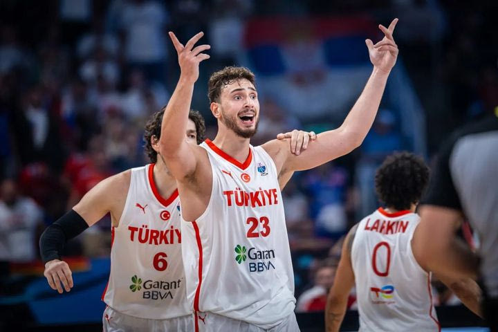 Τουρκία – Σερβία 95-90: Ο διαστημικός Σενγκούν υπέγραψε τη ματσάρα και η ομάδα του Αταμάν πήρε την πρωτιά