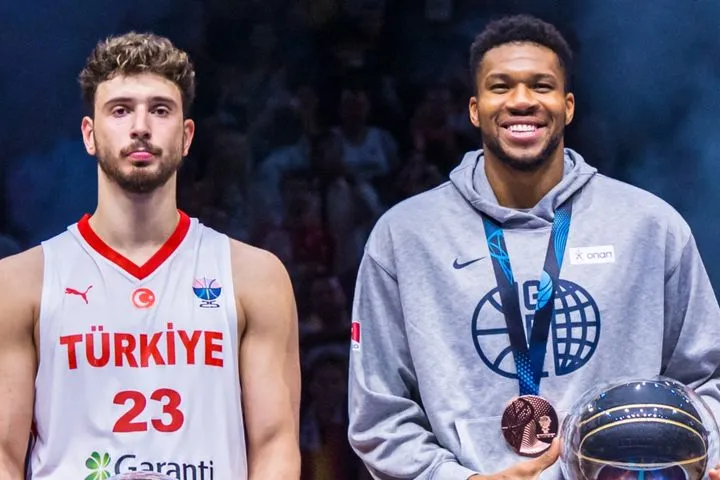 Γιάννης Αντετοκούνμπο – Αλπερέν Σενγκούν: Έτσι λύθηκε η παρεξήγησή τους, σύμφωνα με το BasketNews