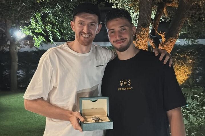 Ο Σενγκούν τήρησε την υπόσχεσή του: Ο λόγος που έκανε δώρο ένα Rolex στον Οσμάνι είναι ο Αντετοκούνμπο