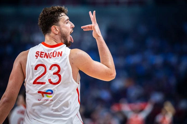 EuroBasket 2025: Η αποθεωτική ανάρτηση της FIBA για την ασύλληπτη εμφάνιση του Σενγκούν και η σύνδεση με τον Γιόκιτς