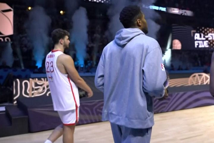 Ο Αλπερέν Σενγκούν και ο Γιάννης Αντετοκούνμπο