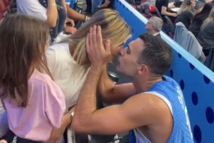 EuroBasket 2025: Η αγκαλιά του Σλούκα με την Μαρία Δαρσινού και την κόρη τους μετά την πρόκριση στα ημιτελικά