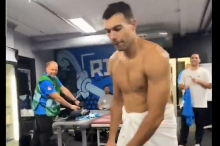 Ο Σλούκας εισέβαλε στο LIVE του Γιάννη και έριξε τρελό χορό φορώντας μόνο την πετσέτα του