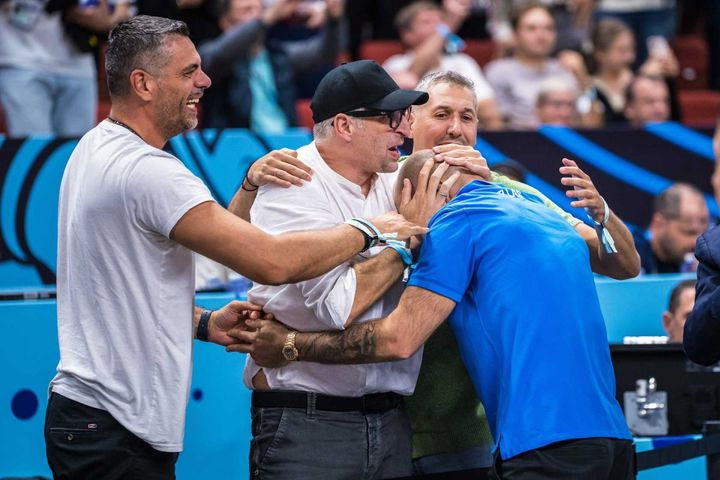 EuroBasket 2025: Διαμαντίδης, Τσαρτσαρής και Παπαλουκάς μπούκαραν στο παρκέ για να πανηγυρίσουν με τον Σπανούλη