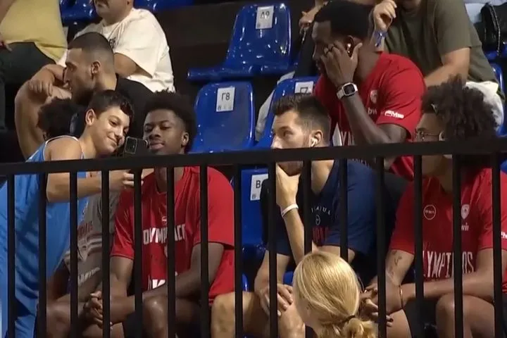 Οι παίκτες του Ολυμπιακού παρακολούθησαν το ματς ΑΕΚ – Προμηθέας Πάτρας