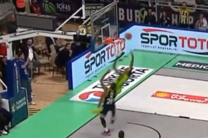Η Τόφας “ξέρανε” την Φενέρμπαχτσε με buzzer beater και 0.5″ στο χρονόμετρο