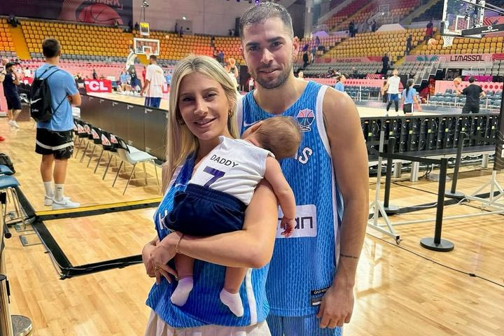 “Περήφανοι για τον μπαμπά”: Η συγκινητική ανάρτηση της συντρόφου του Βασίλη Τολιόπουλου μετά τη νίκη της Εθνικής