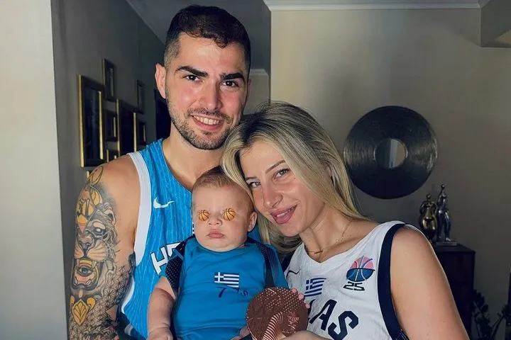 EuroBasket 2025: Ο Τολιόπουλος πανηγύρισε με την Μαρία Χατζηπαρασίδου και τον γιο τους το μετάλλιο