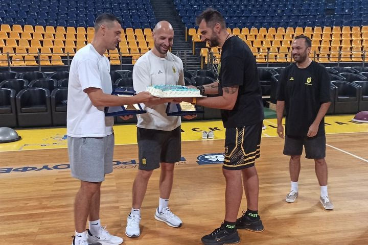 Άρης: Με τούρτα υποδέχθηκαν Ζήση και Μπουντοβίνο στο Αλεξάνδρειο μετά το EuroBasket 2025
