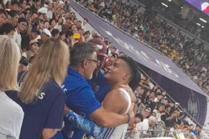 Εμμανουήλ Καραλής: Η αγκαλιά με τον πατέρα του μετά την κατάκτηση του ασημένιου μεταλλίου στο Παγκόσμιο Πρωτάθλημα Στίβου