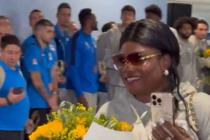 EuroBasket 2025: Η Βερόνικα Αντετοκούνμπο κατέγραψε κάθε στιγμή της αποθέωσης της ελληνικής αποστολής