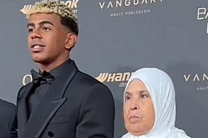 Λαμίν Γιαμάλ: Η πιο γλυκιά στιγμή της Χρυσής Μπάλας στο πλευρό της γιαγιάς του