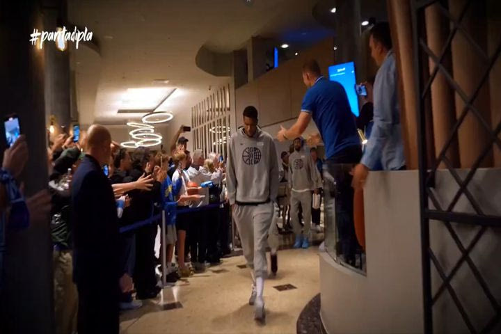 EuroBasket 2025: Η αποθέωση της Εθνικής κατά την αναχώρησή της από το ξενοδοχείο, λίγο πριν τον ημιτελικό με την Τουρκία