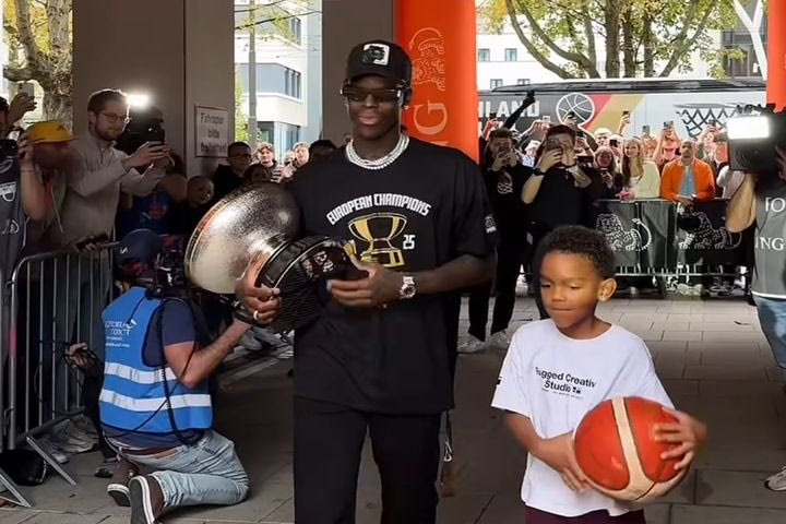 Ο Σρούντερ πήγε το τρόπαιο στην Γερμανία, μέσα σε αποθέωση