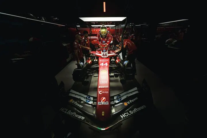 “Μαύρα σύννεφα” στη Ferrari: Εντάσεις εντός των τειχών, ο Έλκαν εσπευσμένα στο Μαρανέλο