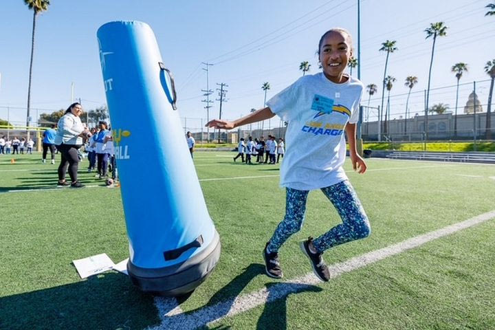 Οι Los Angeles Chargers προσγειώνονται Σαντορίνη, με το ιστορικό πρώτο NFL Flag Football Event στην Ελλάδα