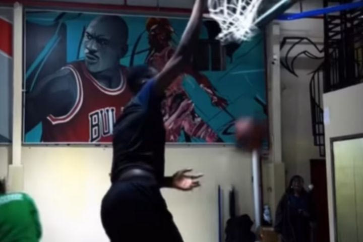 Ghanos, ο γίγαντας από τη Γκάνα που έχει ύψος 2μ.44 και καρφώνει χωρίς να σηκωθεί από το έδαφος