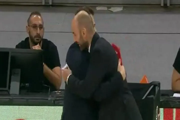 Η αγκαλιά Ιτούδη – Σπανούλη πριν από το τζάμπολ του Χάποελ – Μονακό