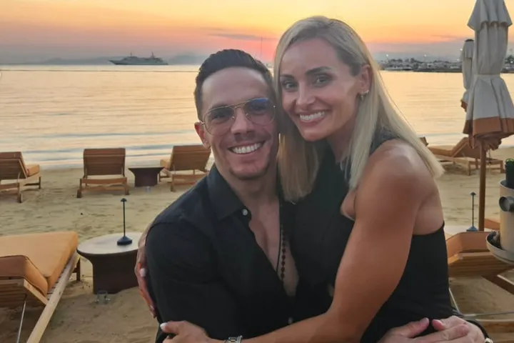 Γενέθλια για τον Λευτέρη Πετρούνια: Τα προεόρτια στα μπουζούκια και η έκπληξη που δέχθηκε απο οικογένεια και φίλους